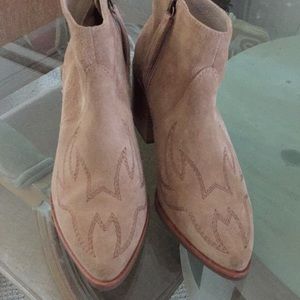 Women’s Matisse ankle boots w cowgirl flair!